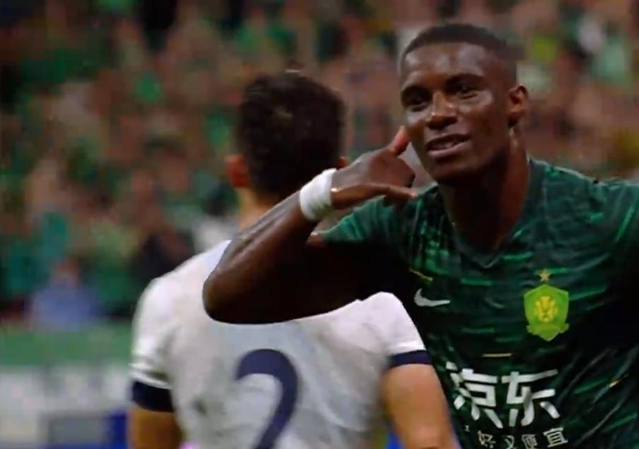 1-0！残阵国安靠点球领先，法比奥疑似假摔，张玉宁或在质疑裁判