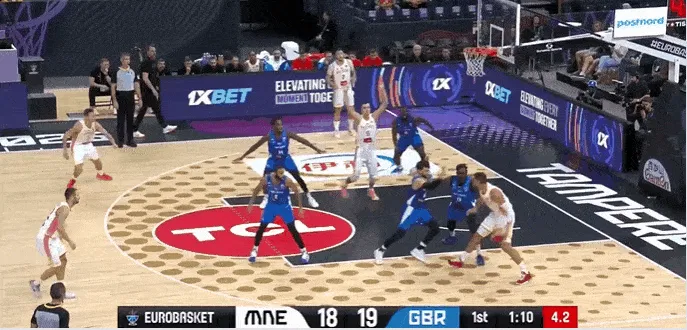 星空体育官网-视野优秀！武切维奇吸引两人防守，助攻大空位队友命中三分