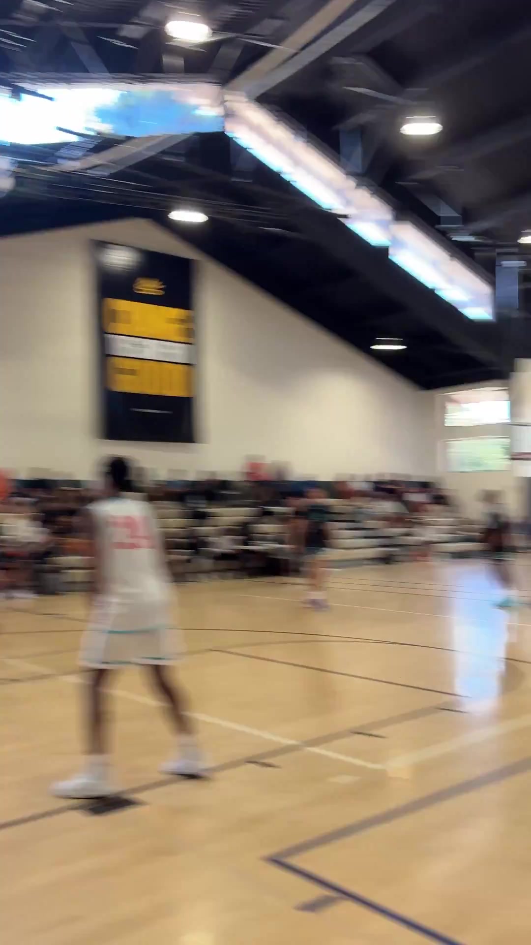 库里训练营展示招牌绝技 跑位接球跳投与5v5对抗中命中关键三分