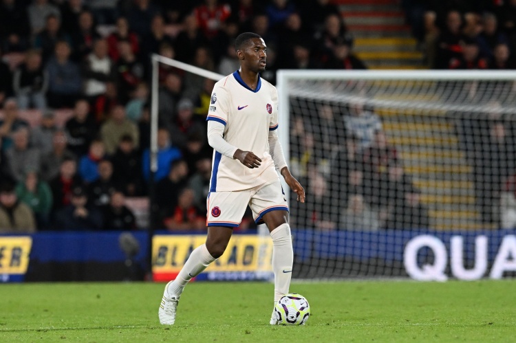 星空体育-阿达拉比奥尤回顾职业生涯首秀：曼城1-5不敌切尔西，坦言童年时期拥有多位偶像