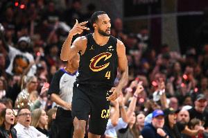 星空体育-不止做DPOY！队记：莫布里今夏提升了跳投技术 控球&amp;终结也有增强