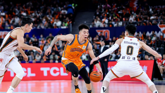 星空体育在线登录-上海男篮VS深圳！卢伟冲击10连胜，张镇麟对位贺希宁，央视直播
