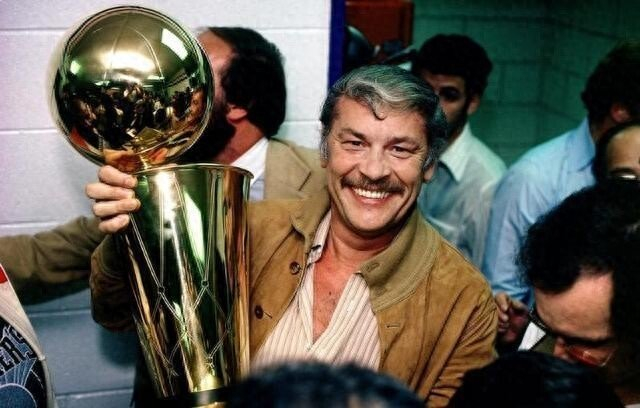 星空体育-79年老巴斯6700万收购湖人，如今卖了值多少钱？网友：难以置信|科比·布莱恩特|詹姆斯|总冠军|NBA|斯坦利-约翰逊_新浪体育_新浪新闻