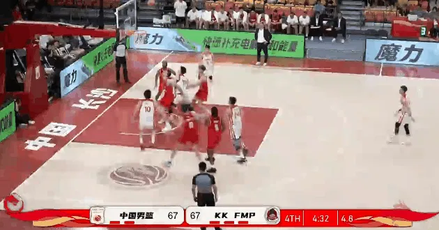 王俊杰拼下前场板未能打进，目前14中5得到14分14篮板
